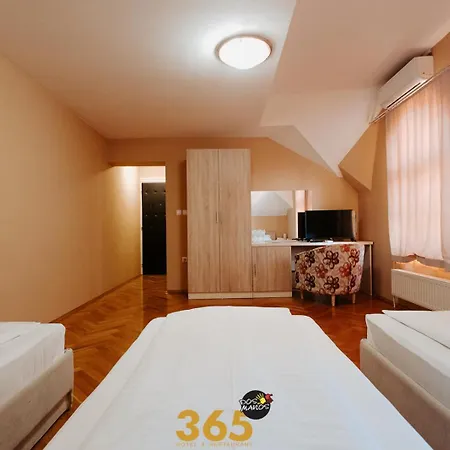 365 Dos Manos 3*